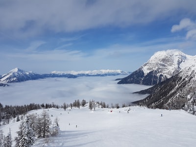 白天蓝天下的雪山